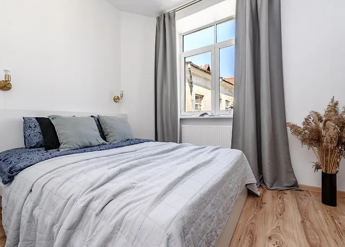 Spacious City Centre Apartment With Parking Self Check-In